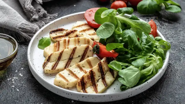 Halloumi z czym podać, aby zachwycić smakiem i aromatem?