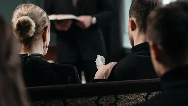 Kto powinien być na pogrzebie? Ważne zasady i etykieta uczestników