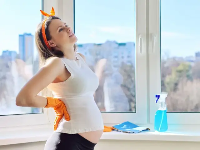 Mycie okien w ciąży: Kiedy odpuścić, a kiedy uważać?