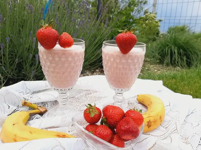 Pyszny koktajl bananowo-truskawkowy – proste przepisy na lato