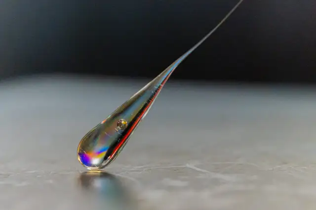 Czy Kropelka sklei szkło? Dlaczego to zły pomysł i co zamiast niej?