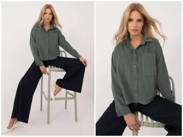 Koszula oversize damska w oliwkowym kolorze, zestawiona z szerokimi, granatowymi spodniami i białymi szpilkami. Stylowa propozycja na co dzień.