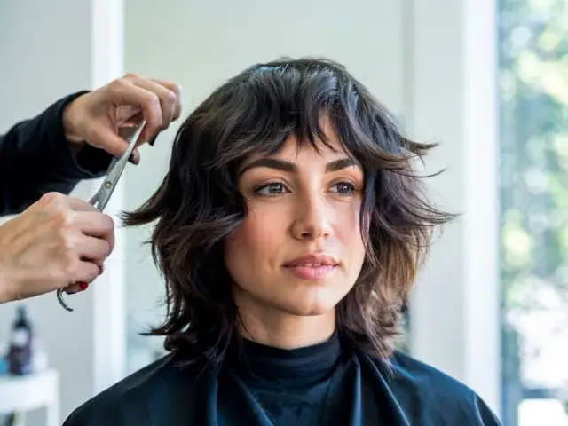 Jakie fryzury dla gęstych włosów pomogą zapanować nad objętością