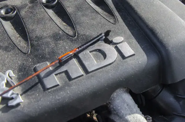 Miarka oleju na silniku HDI. Czarny olej w dieslu zaraz po wymianie? To normalne, wynika z sadzy.