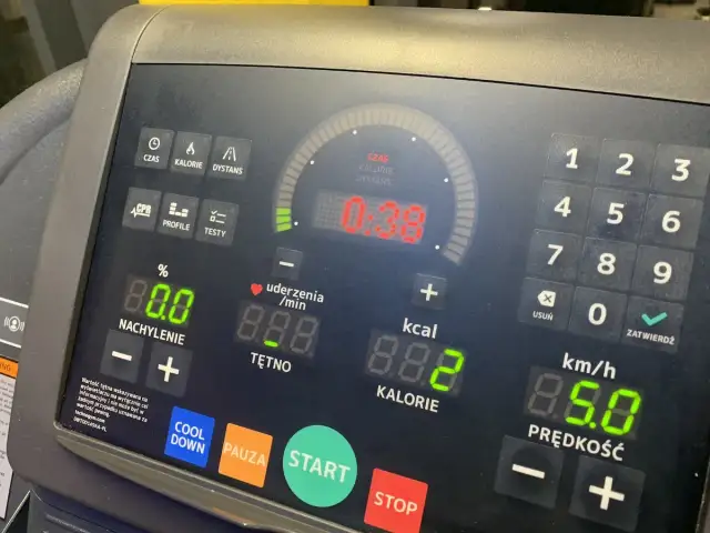 Bieżnia magnetyczna czy elektryczna – która lepiej spełni Twoje oczekiwania?