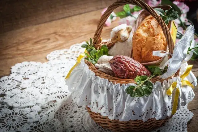 Święconka: Historia, symbolika i znaczenie wielkanocnego koszyczka