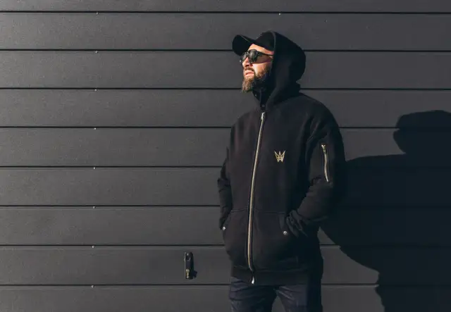 Kurtka do bluzy z kapturem: mistrzowskie stylizacje na każdą pogodę