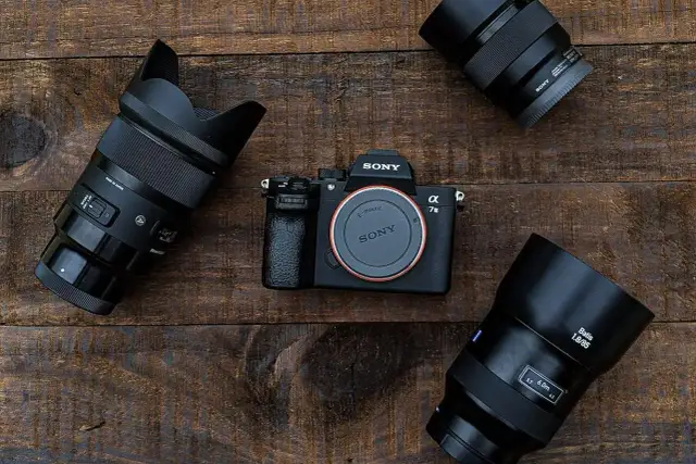 Lustrzanka czy bezlusterkowiec? Który aparat wybrać w 2024?