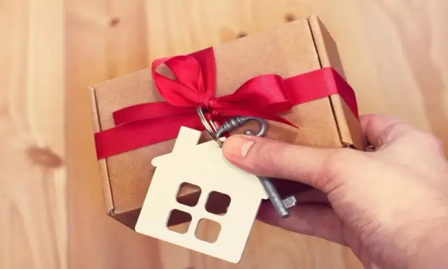 Co dać na parapetówkę? Praktyczne i oryginalne pomysły na prezent