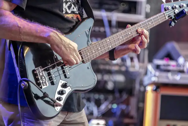 Pierwsza gitara elektryczna: Wybierz mądrze i zacznij grać!