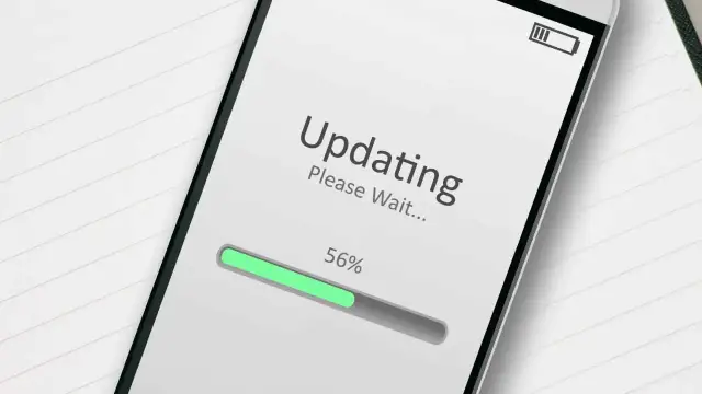 Ekran telefonu pokazuje postęp aktualizacji przeglądarki: "Updating. Please Wait... 56%".