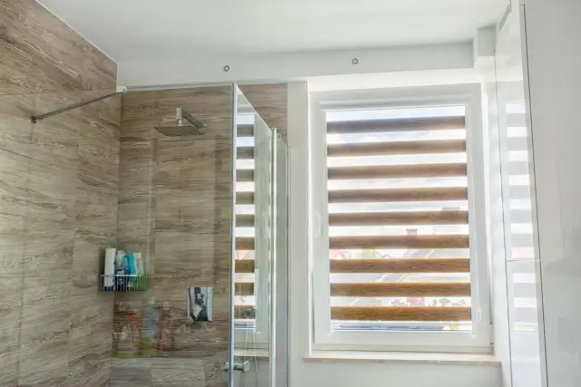 Rolety do łazienki: Wybierz mądrze! Koniec z pleśnią i brakiem prywatności