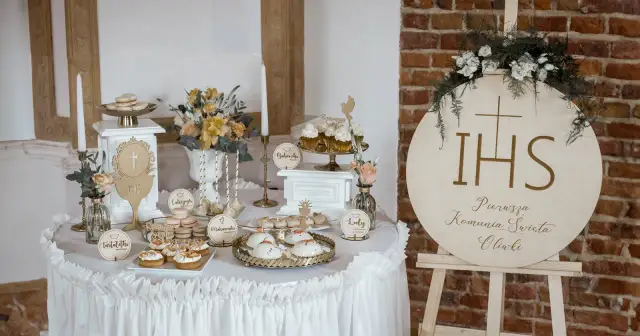Dekoracja sali na komunię: koszty, trendy i oszczędności