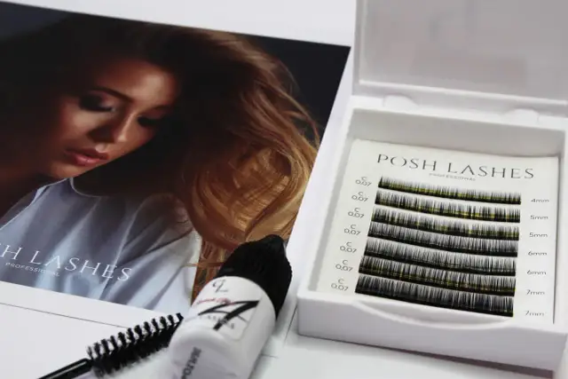 Zestaw do profesjonalnego kursu zakładania rzęs: pęseta, klej i paletka rzęs Posh Lashes.