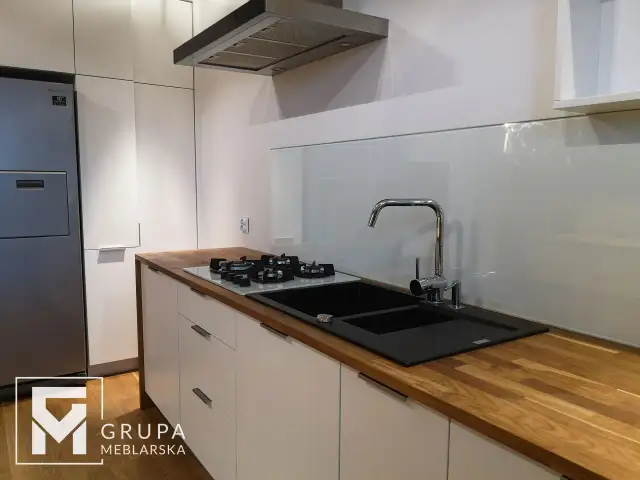 Ściana nad blatem w kuchni: Płytki, szkło, spiek - jaki materiał wybrać?