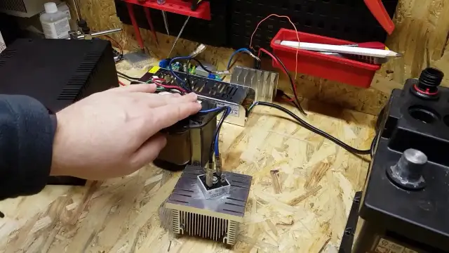 Czym się różni prostownik od ładowarki – uniknij uszkodzenia akumulatora