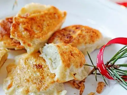 Przepis na ciasto na pierogi z ziemniakami, który zawsze się udaje