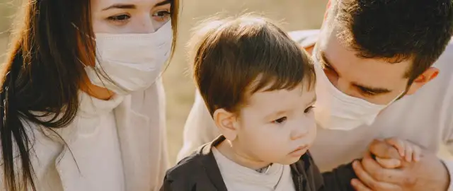 Czy test zwalnia dziecko z kwarantanny? Sprawdź aktualne zasady