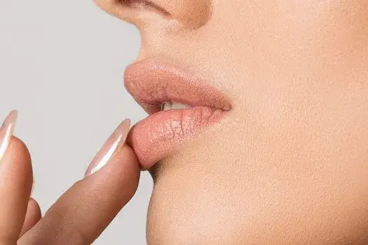 Jak dbać o usta po makijażu permanentnym, aby uniknąć komplikacji