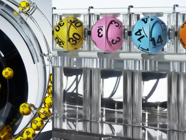 Maszyna losująca z kolorowymi kulkami z numerami.