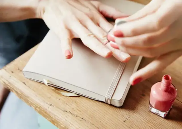 Czy pracodawca może zakazać malowania paznokci? Sprawdź zasady i prawa