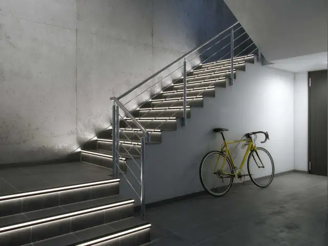 Jakie oświetlenie na klatkę schodową zapewni bezpieczeństwo i styl?