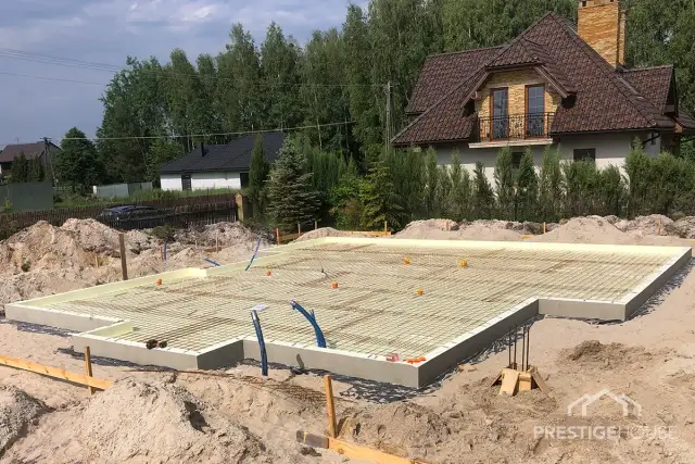 Fundament pod dom szkieletowy: Płyta czy ławy? Koszty i najlepszy wybór