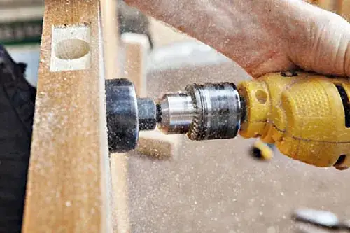 Jak zamontować otwornicę do wiertarki: 5 prostych kroków