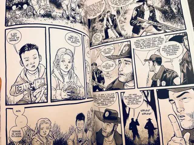 Kadr z komiksu The Walking Dead. Dzieci tęsknią za ojcem, podczas gdy dorośli rozmawiają o broni i zapasach.