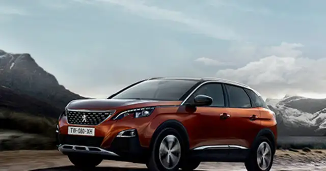 Pomarańczowy Peugeot 3008 na tle górskich krajobrazów. Zastanawiasz się, jaki silnik wybrać do tego modelu?