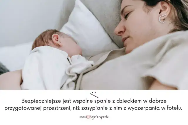 Matka i dziecko śpią razem. Psychologia spania z dzieckiem podkreśla bezpieczeństwo wspólnego snu w przygotowanej przestrzeni.