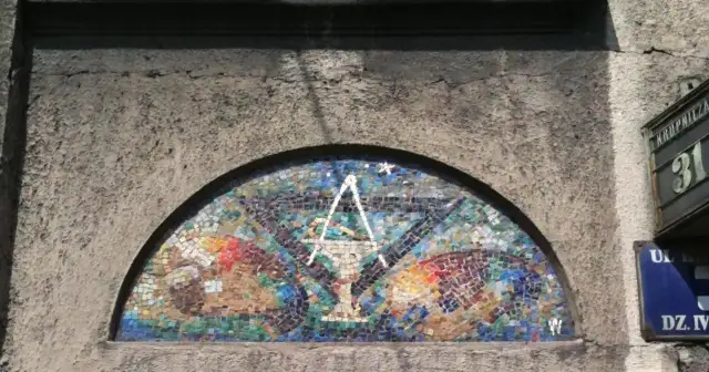 Masońskie symbole w Warszawie: Gdzie szukać ukrytych znaków?