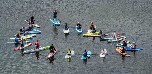 Deska SUP czy kajak? Mobilność, stabilność, zastosowania co wybrać?