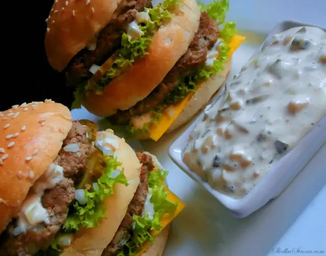 Domowy sos do burgera: 3 składniki, smak Big Maca i więcej!