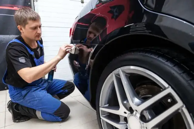 Ile kosztuje położenie ceramiki na samochód? Zaskakujące ceny i opcje