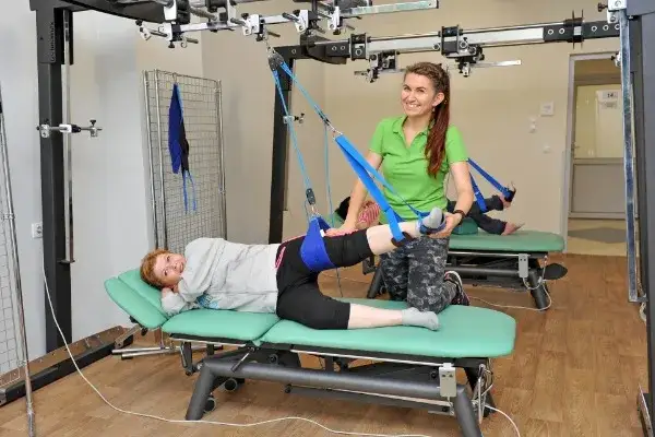 Szybka rehabilitacja NFZ: Jak skrócić kolejki? Sprawdź triki!