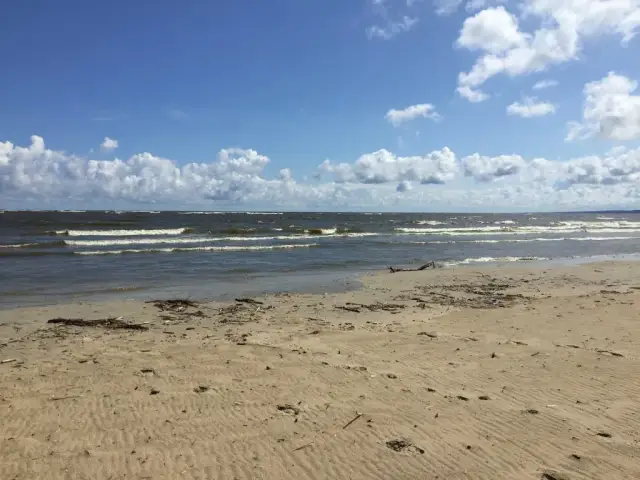 Mikoszewo ile do morza? Sprawdź, jak blisko jest plaża!