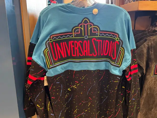 Longsleeve - co to? Uniwersalna koszulka z długim rękawem
