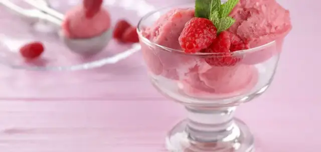 Jak zrobić sorbet malinowy? Gładki i bez kryształków lodu