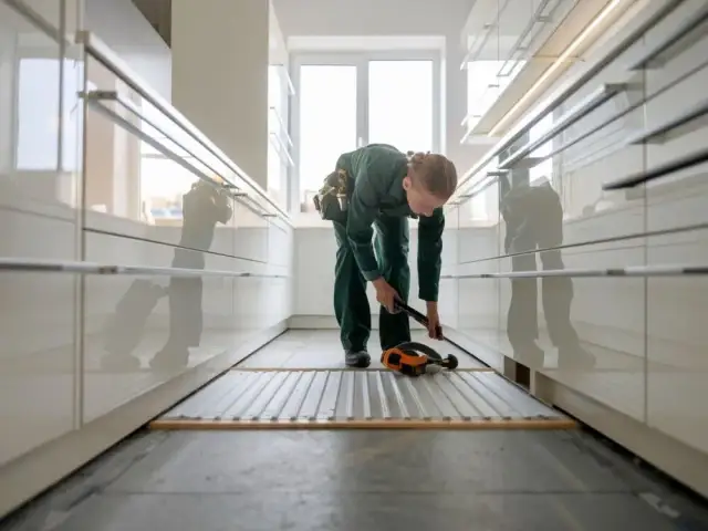 Cokół kuchenny: Montaż krok po kroku. Uniknij błędów!