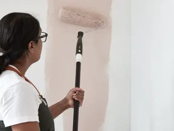 Jakim wałkiem malować płytki? Gładkie wykończenie bez błędów!