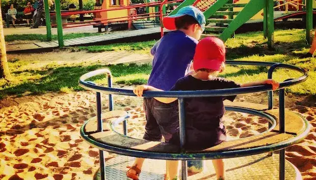 Kto kontroluje place zabaw? Twoje dziecko jest bezpieczne?