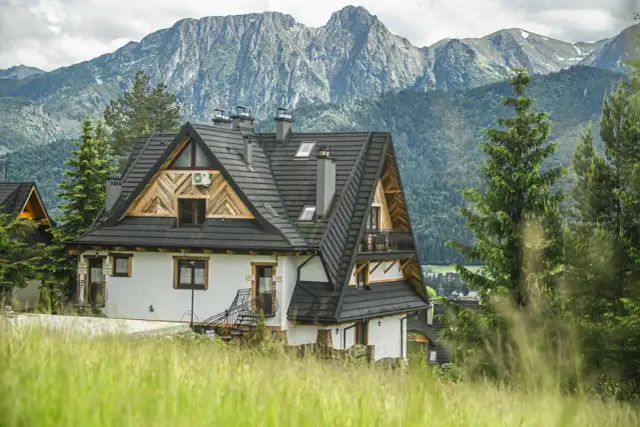 Apartamenty Butorowy Wierch w otoczeniu gór i zieleni. Dom w stylu góralskim z drewnianymi elementami.