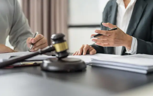 Nakaz zapłaty vs Wyrok: Kluczowa różnica i Twoje kroki