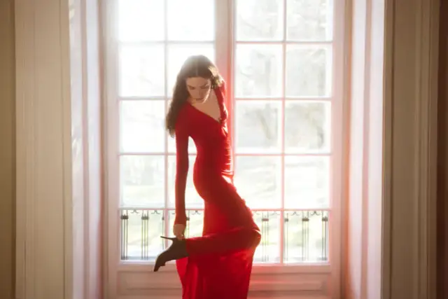 Jaka suknia na poprawiny, by wyglądać olśniewająco i czuć się komfortowo