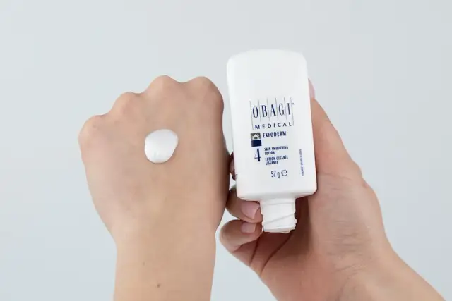 Kwas fitowy: dla jakiej cery? Ekspert radzi, jak go stosować