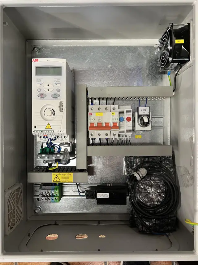 Jak bezpiecznie obniżyć napięcie na falowniku i uniknąć błędów technicznych