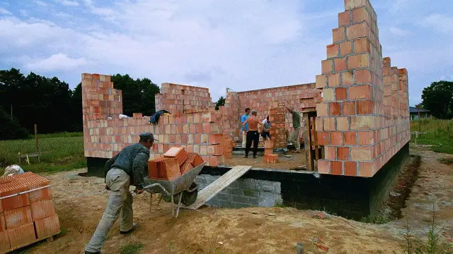 Jakie są realne koszty murarza przy budowie domu? Zobacz szczegóły!