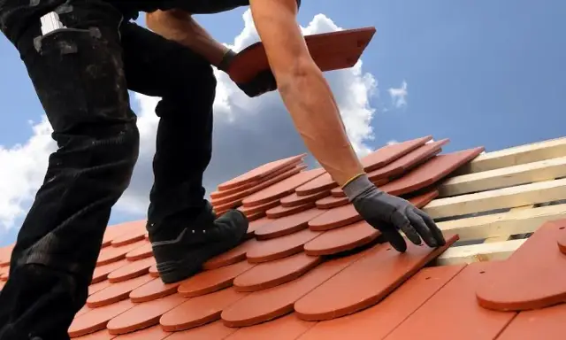 Co to znaczy dekarz? Poznaj obowiązki i umiejętności tego zawodu