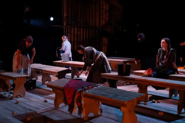 Spektakl do DNA: Odkryj emocje i tradycje w nowoczesnym teatrze